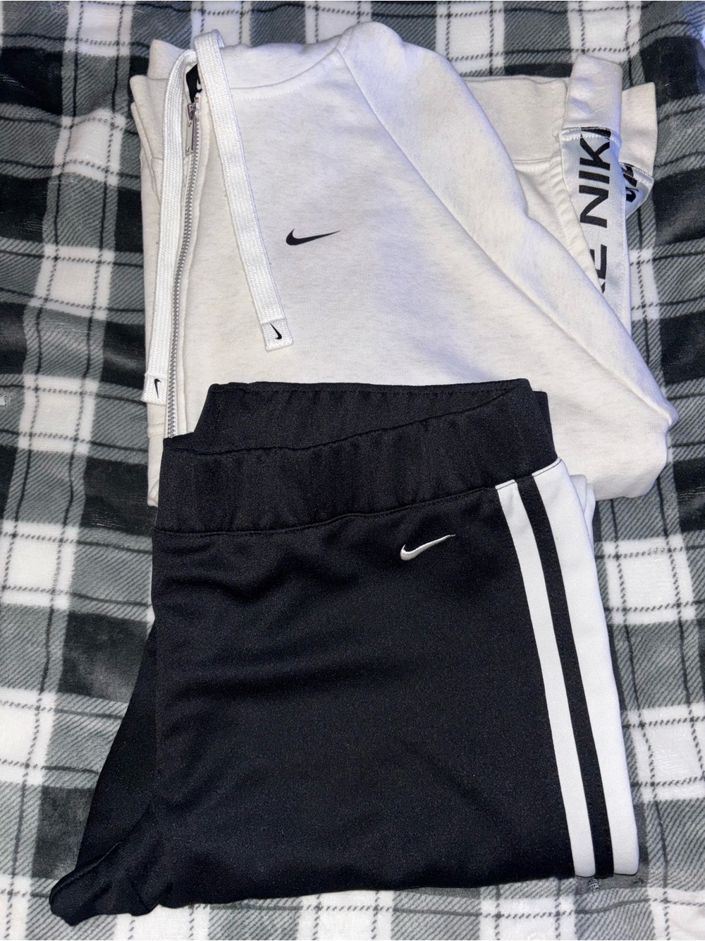 Women’s NIKE hooded full zip with matching joggers outfit. NWOT!! Open to offers
